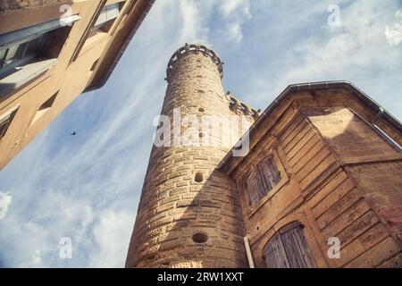 Der Blick auf einen Turm der Burg des Herzogs, genannt Herzogtum (Le Duché d'Uzès) Stockfoto