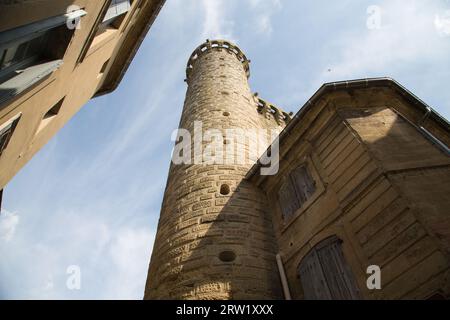 Der Blick auf einen Turm der Burg des Herzogs, genannt Herzogtum (Le Duché d'Uzès) Stockfoto