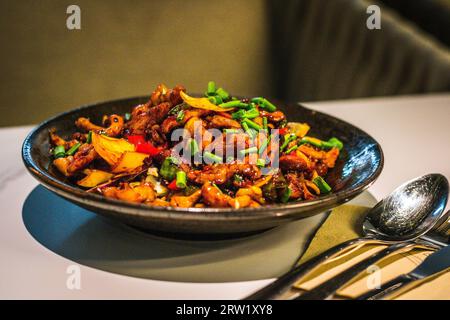 Chicken Cashew Nuts glutenfrei voller Umami-Geschmack, serviert mit getrockneten Chili, Zwiebeln und Cashew Nüssen Stockfoto