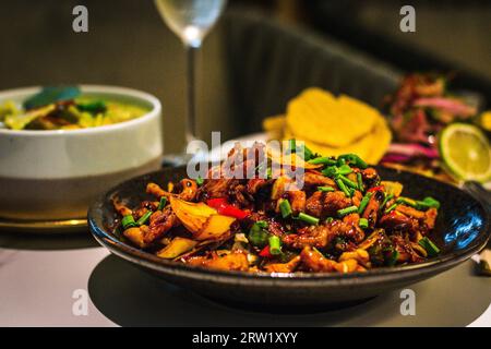 Chicken Cashew Nuts glutenfrei voller Umami-Geschmack, serviert mit getrockneten Chili, Zwiebeln und Cashew Nüssen Stockfoto