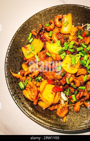 Chicken Cashew Nuts glutenfrei voller Umami-Geschmack, serviert mit getrockneten Chili, Zwiebeln und Cashew Nüssen Stockfoto