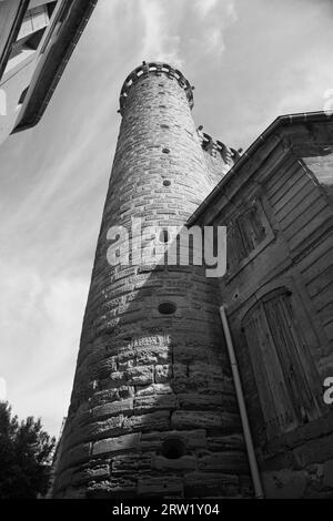 Der Blick auf einen Turm der Burg des Herzogs, genannt Herzogtum (Le Duché d'Uzès) Stockfoto