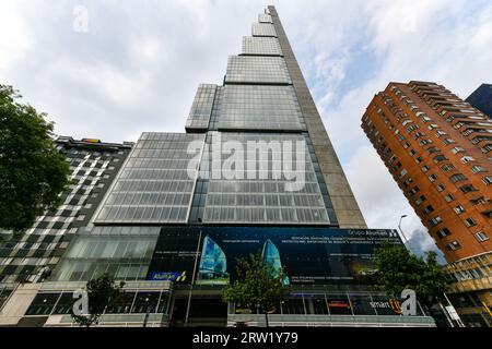 Bogota, Kolumbien - 12. April 2022: Blick auf BD Bacatá Torre Sur, das höchste Gebäude in Kolumbien. Stockfoto