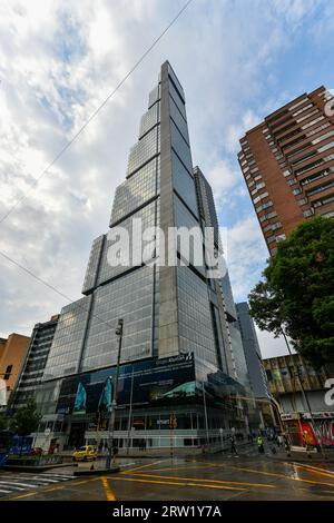 Bogota, Kolumbien - 12. April 2022: Blick auf BD Bacatá Torre Sur, das höchste Gebäude in Kolumbien. Stockfoto