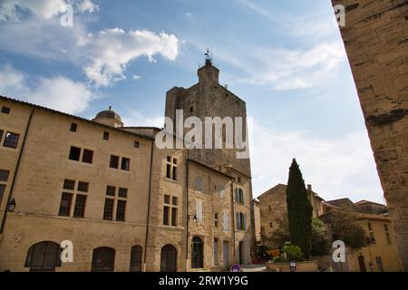 Die wunderschöne Architektur der kleinen französischen Stadt Uzès Stockfoto