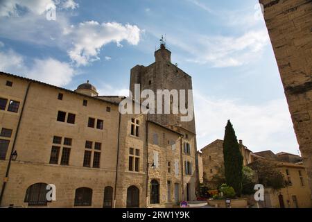 Die wunderschöne Architektur der kleinen französischen Stadt Uzès Stockfoto