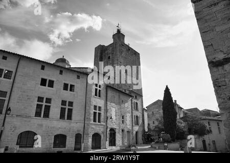 Die wunderschöne Architektur der kleinen französischen Stadt Uzès Stockfoto