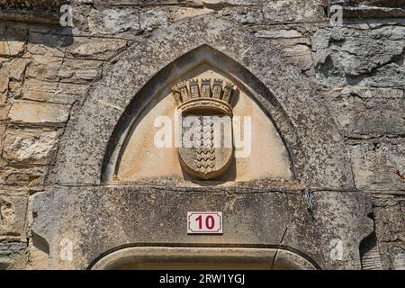 Ein Steinsymbol über einem französischen Hauseingang Stockfoto