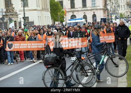 27.04.2023, Deutschland, Berlin, Berlin - protestmarsch der letzten Generation in Berlin Mitte. Auf der Straße, unter dem Slogan: City Style Stand, mehrere Stockfoto