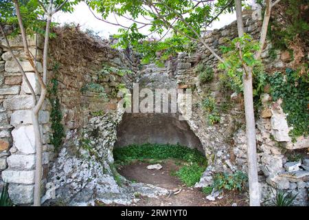 Überreste eines alten Brunnens oder Kerkers. Stockfoto