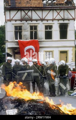 31.05.1993, Deutschland, Nordrhein-Westfalen, Solingen - rassistischer Brandanschlag auf das Haus der türkischen Genc-Familie mit 5 Opfern (29.5,1993). Zwei da Stockfoto