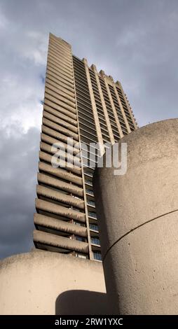 Niedrige Sicht auf Defoe House, 1960er-Jahre-Hochhaus, Luxuswohnungen auf dem Barbican Estate in der City of London, England, Großbritannien, KATHY DEWITT Stockfoto