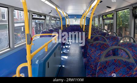 Blick auf leere Sitze niemand oben auf dem Doppeldecker London Bus Innenraum in öffentlichen Verkehrsmitteln in England Großbritannien 2023 Großbritannien KATHY DEWITT Stockfoto