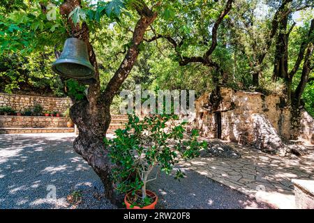 Agia Theodora von Vasta Wunderkirche auf dem Peloponnes, Griechenland. Agia Theodora Vasta ist eine kleine byzantinische Kirche mit 17 stechpalmen und Ahornbäumen Stockfoto