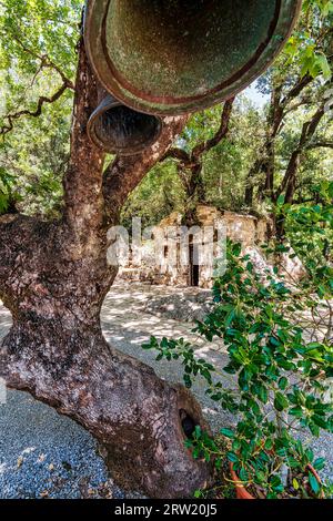 Agia Theodora von Vasta Wunderkirche auf dem Peloponnes, Griechenland. Agia Theodora Vasta ist eine kleine byzantinische Kirche mit 17 stechpalmen und Ahornbäumen Stockfoto