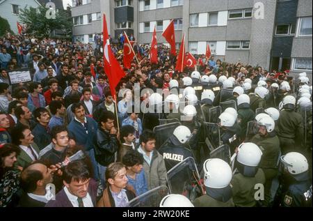 31.05.1993, Deutschland, Nordrhein-Westfalen, Solingen - rassistischer Brandanschlag auf das Haus der türkischen Genc-Familie mit 5 Opfern (29.5,1993). Zwei da Stockfoto