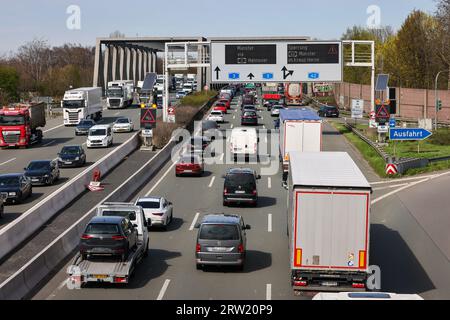 06.04.2023, Deutschland, Nordrhein-Westfalen, Oberhausen - Stau auf der Autobahn A3, Pkw, Transporter, Lastwagen, Wohnwagen und Wohnmobile im Verkehr j Stockfoto