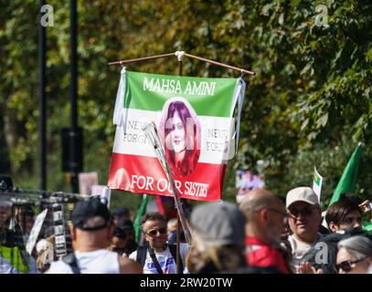 London, 16. September 2023. Die Demonstranten der FRAUENLEBENSFREIHEIT feiern den Todestag von Mahsa Amini, einer iranischen Journalistin, die von der Moralpolizei in Teheran verhaftet wurde, weil sie keinen Hidschab „richtig“ getragen hatten, und die in einem iranischen Gefängnis in Haft starb. In allen Städten der Welt finden globale Kundgebungen statt, um Solidarität mit den Menschen im Iran zu zeigen, die unter Unterdrückung und Ungerechtigkeit durch das Regime der Islamischen Republik und ihre Sicherheitskräfte leiden. Bridget Catterall AlamyLiveNews. Stockfoto