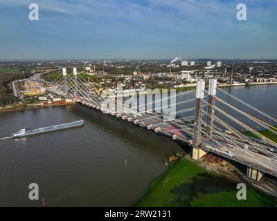 06.04.2023, Deutschland, Nordrhein-Westfalen, Duisburg - Neuenkamp Rheinbrücke Baustelle, A40 Autobahnbrücke Wiederaufbau, neue Brücke i Stockfoto