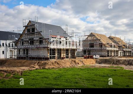 11.04.2023, Deutschland, Nordrhein-Westfalen, Duisburg - Wohnungsbau in einem Neubaugebiet, Neubaugebiet mit Einfamilienhäusern Stockfoto