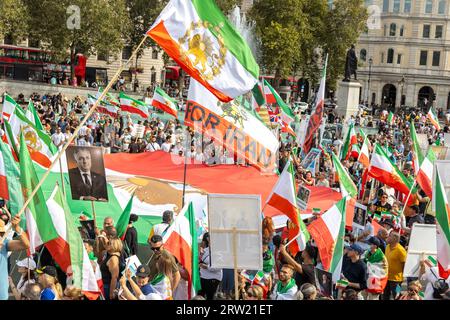 London, Großbritannien. September 2023. Am ersten Todestag von Mahsa Amini versammelten sich Mitglieder der britisch-iranischen Gemeinschaft in Central London, um Tribut zu zollen. Auffällig waren Bilder von Mahsa neben denen von Kronprinz Reza Pahlavi und die historische Shir-o-Khorshid-Flagge, ein Emblem, das den Iran repräsentiert. Das Treffen war ein düsteres Ereignis, bei dem nicht nur Mahsa, sondern die iranische Diaspora im weiteren Sinne nach Gerechtigkeit und Freiheit geehrt wurde. Quelle: Sinai Noor/Alamy Live News Stockfoto