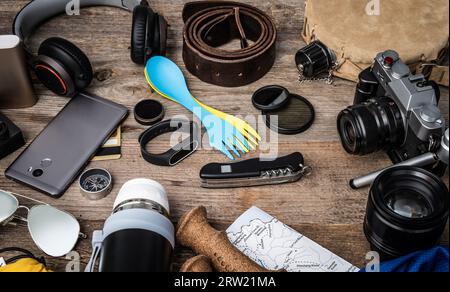 Inspirierendes Outfit für unterwegs auf dem Holztisch Stockfoto