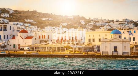 Wunderschöner Panoramablick am Meer mit griechischen Kirchen von Mykonos bei Sonnenuntergang, Blick vom Meer Stockfoto