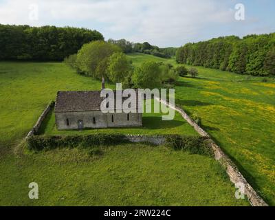 Eine Luftaufnahme der St. Oswald's Church Widford in einem üppigen Grün unter dem blauen Himmel Stockfoto