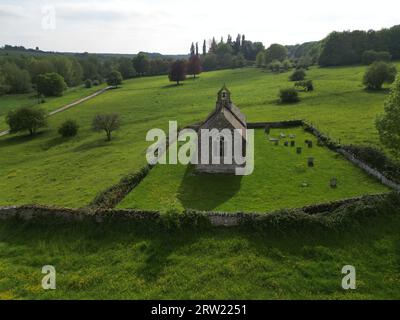 Eine Luftaufnahme der St. Oswald's Church Widford in einem üppigen Grün unter dem blauen Himmel Stockfoto