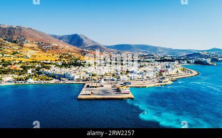 Kleines Küstendorf aus der Luft. Faszinierende Landschaft des Dorfes am Meer mit Bergen im Hintergrund, Paros, Griechenland Stockfoto