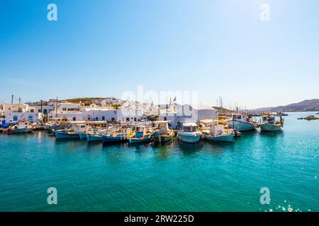 Fischboote und Yachten im Hafen von Naoussa, Insel Paros, Griechenland. Blick auf die Anlegestelle für Boote und Yachten an einem sonnigen Tag Stockfoto
