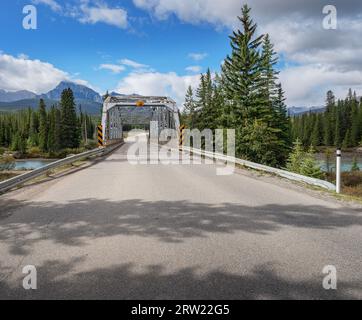 Highway und alte Stahlfachwerkbrücke über den Bow River in den Rocky Mountains des Banff National Park, Alberta, Kanada Stockfoto