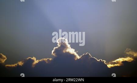 Sonnenstrahlen oder Lichtstrahlen, die durch die Wolken brechen. Wunderschöner spektakulärer konzeptueller Meditationshintergrund. Stockfoto