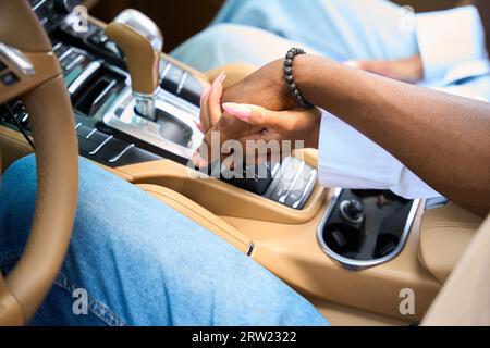 Mann mit Armband an der Hand hält seine Freundin in der Hand Stockfoto