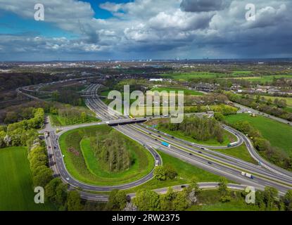 25.04.2023, Deutschland, Nordrhein-Westfalen, Duisburg-Ruhrgebiet Landschaft am Autobahnkreuz Kaiserberg verbindet die Anschlussstelle die A3 Bund Stockfoto