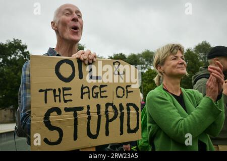 Edinburgh Schottland, Großbritannien 16. September 2023. Hunderte von Demonstranten versammeln sich am Mound und marschieren durch die Stadt zum schottischen Parlament im Rahmen des Climate Global Day of Action, um fossile Brennstoffe zu beenden. Credit sst/Alamy Live-Nachrichten Stockfoto