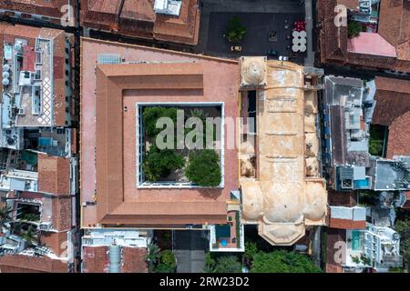 Blick aus der Vogelperspektive auf die plaza Santo Domingo und die Kirche in Cartagena, Kolumbien. Stockfoto