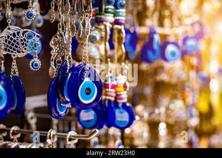 Wunderschöne Nazare, Augenamulette auf dem offenen Markt auf dem lokalen Basar in Petra, Jordanien Stockfoto