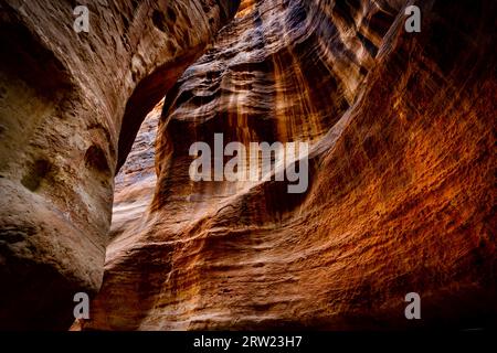 Abstraktes Bild von Felswänden im Siq, Eingang in Petra, Jordanien Stockfoto