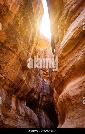 Canyon schmaler Weg zwischen steilen Felsen, Petra, Jordanien Stockfoto