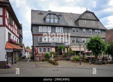 26.06.2023, Deutschland, Hessen, Amoeneburg - Altstadt. Hotel Weber am historischen Marktplatz. Amoeneburg ist eine kleine Stadt in der mittelhessischen Senke Stockfoto