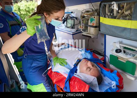 Der Patient liegt auf einer trage in einem Krankenwagen Stockfoto