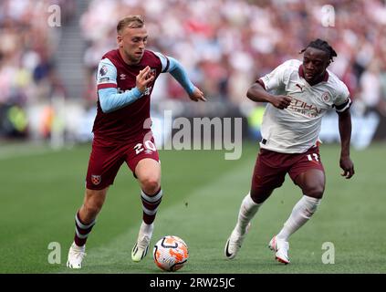 Jarrod Bowen von West Ham United und Jeremy Doku von Manchester City während des Spiels in der Premier League im London Stadium in London. Bilddatum: Samstag, 16. September 2023. Stockfoto