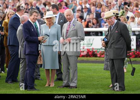 König Karl III. Und Königin Camilla verbrachten den Berater John Warren (links) während des Betfred St Leger Festivals auf der Doncaster Racecourse. Bilddatum: Samstag, 16. September 2023. Stockfoto