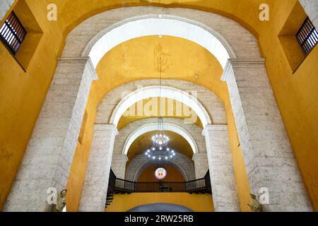 Cartagena, Kolumbien - 17. April 2022: Kirche Santo Domingo im historischen kolonialen Zentrum von Cartagena, Kolumbien. Stockfoto