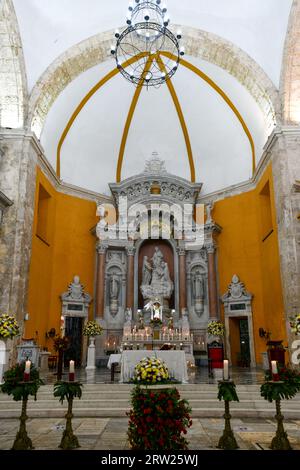 Cartagena, Kolumbien - 17. April 2022: Kirche Santo Domingo im historischen kolonialen Zentrum von Cartagena, Kolumbien. Stockfoto