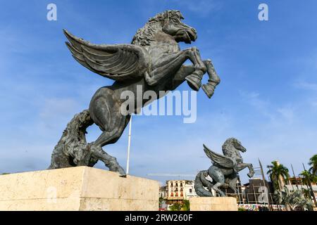 Cartagena, Kolumbien - 17. April 2022: Pegasus-Statuen in der Pegasus Wharf in Cartagena, Kolumbien Stockfoto