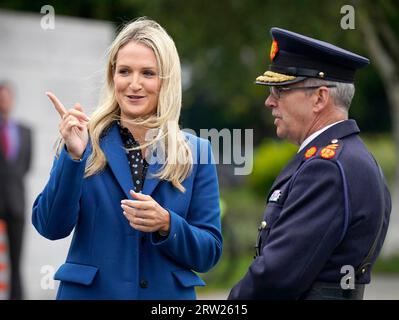 Justizministerin Helen McEntee und Garda-Kommissar Drew Harris vor der Enthüllung eines Garda Siochana Monument of Remembrance im Hauptquartier von Garda, Phoenix Park in Dublin. Bilddatum: Samstag, 16. September 2023. Stockfoto