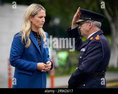 Justizministerin Helen McEntee und Garda-Kommissar Drew Harris vor der Enthüllung eines Garda Siochana Monument of Remembrance im Hauptquartier von Garda, Phoenix Park in Dublin. Bilddatum: Samstag, 16. September 2023. Stockfoto