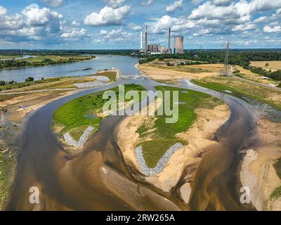 20.07.2023, Deutschland, Nordrhein-Westfalen, Dinslaken - Renaturierung der Emscher. Neue Emscher-Entladung in den Rhein. Im Hintergrund wird die Dis Stockfoto